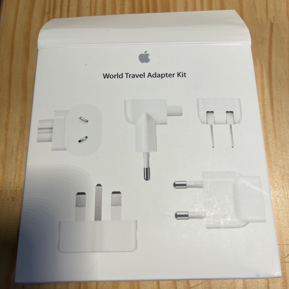 Apple MD837AM/A World Travel Adapter Kit - White. - Picture 3 of 4